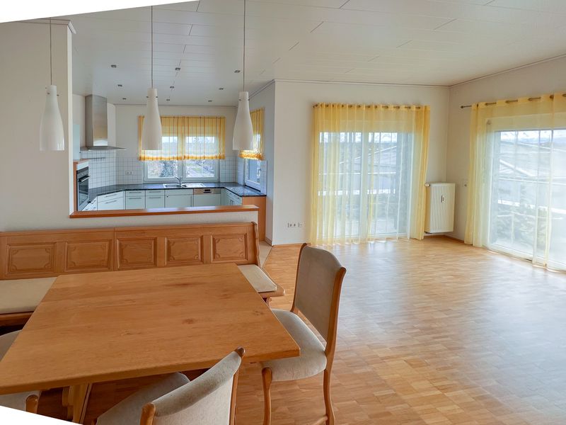 Eggenstein-Leopoldshafen: Gepflegte Penthouse-Wohnung mit dreieinhalb Zimmern und Balkon